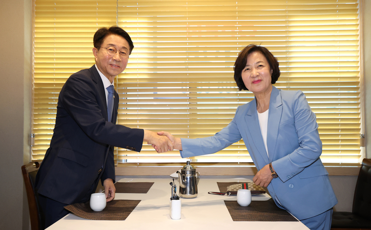 더불어민주당 소속 추미애(오른쪽)·조정식 국회의장 후보가 12일 오후 서울 여의도의 한 식당에서 국회의장 후보 단일화를 논의하기 위해 회동하며 악수하고 있다. 사진 = 연합뉴스 