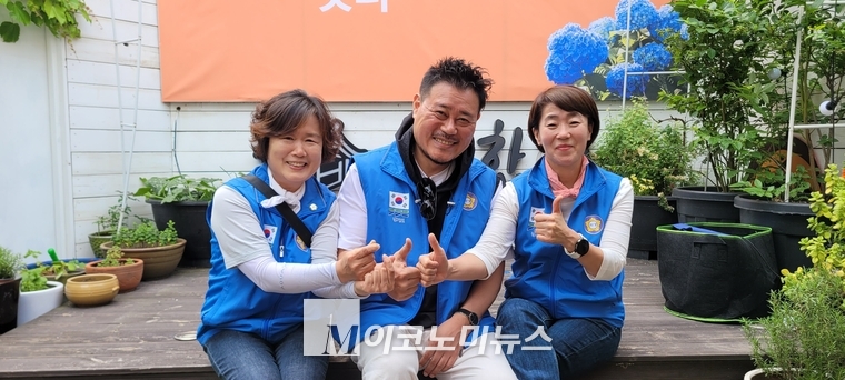 가운데 대한환경총연맹 홍보대사인 지대한 배우와 회원들 <대한환경총연맹 제공>