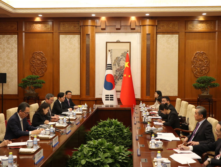 13일 베이징 댜오위타이(釣魚臺) 국빈관에서 조태열 외교장관과 왕이 중국공산당 중앙외사판공실 주임(외교부장 겸임)의 외교장관 회담이 열리고 있다. 연합뉴스 