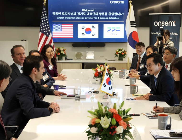 현지시간 14일 오후 온세미 본사에서 김동연 경기도지사, 하싼 엘 코우리(Hassane El-Khoury) CEO, 강병곤 한국 대표 등이 참석한 가운데 온세미 투자상담 관련 온세미 CEO 면담이 열리고 있다 <경기도 제공>