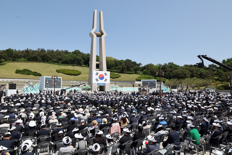 18일 광주 북구 국립 5·18 민주묘지에서 제44주년 5·18 민주화운동 기념식이 열리고 있다. 연합뉴스 