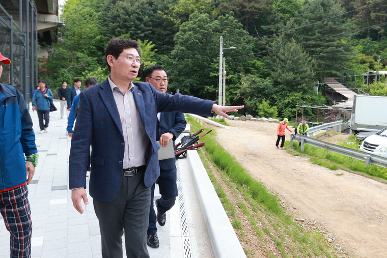 이상일 용인특례시장이 지난 17일 처인구 역북동 공공체육시설을 방문, 시 공직자들에게 개선 방안을 주문했다 <용인특례시 제공>