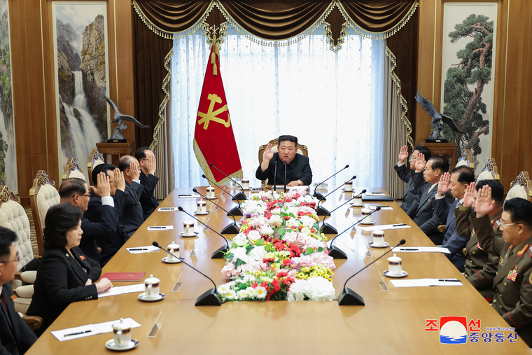 북한 조선중앙통신은 김정은 국무위원장이 참석하여 24일 조선로동당 중앙위원회 제8기 제20차 정치국회의를 주재했다고 25일 보도했다. 정치국회의에서는 6월하순 당중앙위원회 제8기 제10차 전원회의를 소집할데 대한 결정서를 전원찬성으로 채택했다. 연합뉴스 
