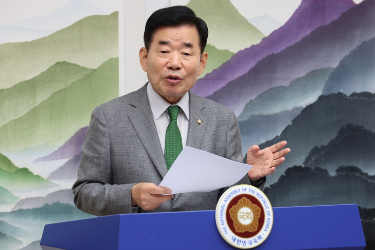 김진표 국회의장이 26일 오전 서울 여의도 국회의장실에서 연금개혁과 관련해 기자간담회를 하고 있다. 연합뉴스 