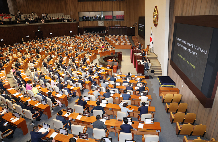 28일 오후 국회에서 재의결 안건으로 상정된 '해병대 채상병 사망사건 수사외압 의혹 특별검사법' 등을 표결하는 본회의가 열리고 있다. 연합뉴스 
