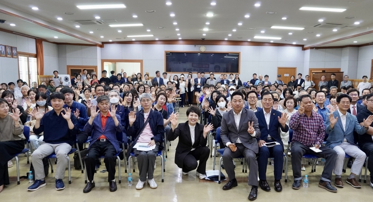 김은혜 국회의원 당선인이 분당 재건축 토론회에 참석한 분당 주민들과 기념촬영을 했다 <김은혜사무실 제공>