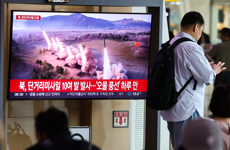 북한, 오물풍선 이어 단거리탄도미사일 10여발 발사<br>
북한이 단거리 탄도미사일을 동해상으로 대거 발사한 30일 오전 시민들이 서울역 대합실에서 관련 뉴스를 보고 있다.. (사진=연합뉴스)<br>
