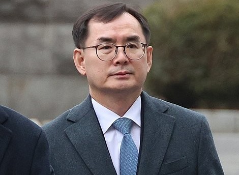 헌정사상 최초로 국회에서 탄핵 소추가 이뤄진 안동완 부산지검 2차장검사가 4월 20일 오후 서울 종로구 헌법재판소에서 열린 탄핵심판 첫 변론에 참석하고 있다.. 연합뉴스 