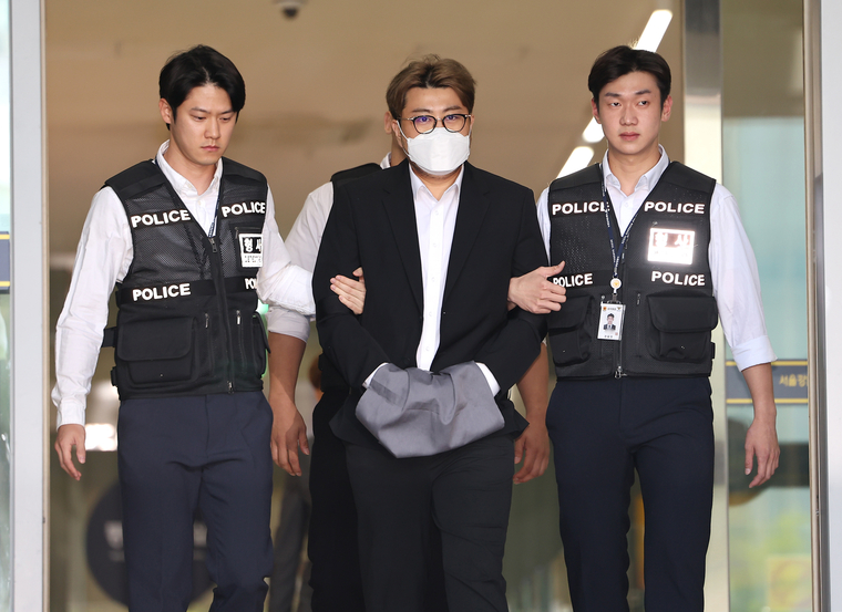 음주 뺑소니 혐의' 김호중 검찰 송치<br>
'음주 뺑소니' 혐의를 받는 가수 김호중이 31일 오전 서울 강남구 강남경찰서에서 검찰로 송치되고 있다. (사진=연합뉴스)