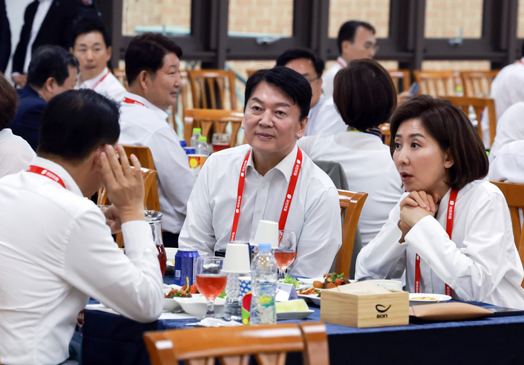 이야기 나누는 나경원 안철수 권영세<br>
국민의힘 나경원(오른쪽 부터), 안철수, 권영세 의원이 30일 충남 천안시 재능교육연구원에서 열린 제22대 국민의힘 국회의원 워크숍에서 이야기를 나누고 있다. 2024.5.30 (사진=연합뉴스)