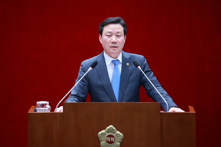 성남시의회 더불어민주당 이준배 의원이 성남시의회 제293회 제1차 정례회 제2차 본회의에서 시정질문을 하고 있다 <성남시의회 제공>