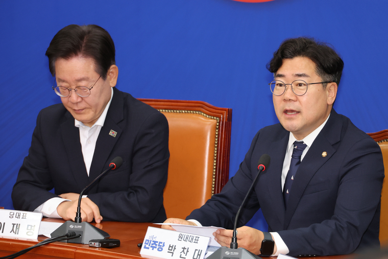  더불어민주당 박찬대 원내대표가 12일 오전 서울 여의도 국회에서 열린 최고위원회의에서 발언하고 있다. 연합뉴스 