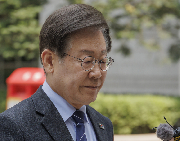 더불어민주당 이재명 대표가 10일 오후 서울 서초구 서울중앙지법에서 열린 '공직선거법 재판 위증교사 혐의' 관련 1심 속행 공판에 참석하기 위해 법원 청사로 들어서고 있다. 2024.6.10 (사진=연합뉴스)