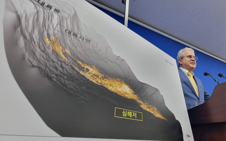 경북 포항 영일만 일대에 최대 140억배럴 규모의 석유·가스가 매장돼 있을 가능성이 있다고 분석한 미국 액트지오(Act-Geo)의 비토르 아브레우 대표가 7일 오전 정부세종청사 산업통상자원부 기자실에서 동해 심해 가스전 개발과 관련한 브리핑을 하고 있다. 2024.6.7 연합뉴스 