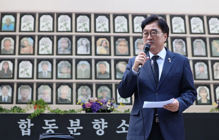 우원식 국회의장이 16일 오후 서울광장에 마련된 합동 분향소 이전을 앞두고 열린 분향소 운영종료식에 참석해 발언하고 있다. 이날 분향소는 서울광장에서 을지로 1가 부림빌딩 1층 실내로 이전한다. 2024.6.16 연합뉴스 