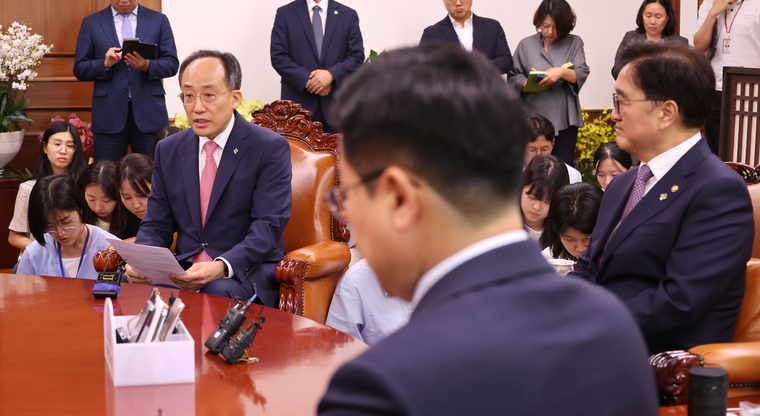 국회의장 주재 여야 회동에서 발언하는 추경호 원내대표<br>
17일 오후 서울 여의도 국회에서 우원식 국회의장 주재로 열린 원 구성과 관련한 여야 회동에서 국민의힘 추경호 원내대표(왼쪽)가 발언하고 있다. 2024.6.17 (사진=연합뉴스)