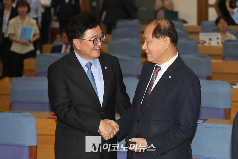 우원식 국회의장과 황우여 국민의힘 비상대책위원장이 18일 국회 의원회관에서 열린 국회지역균형발전포럼 출범식에서 악수를 나누고 있다. (사진=최동환 기자)