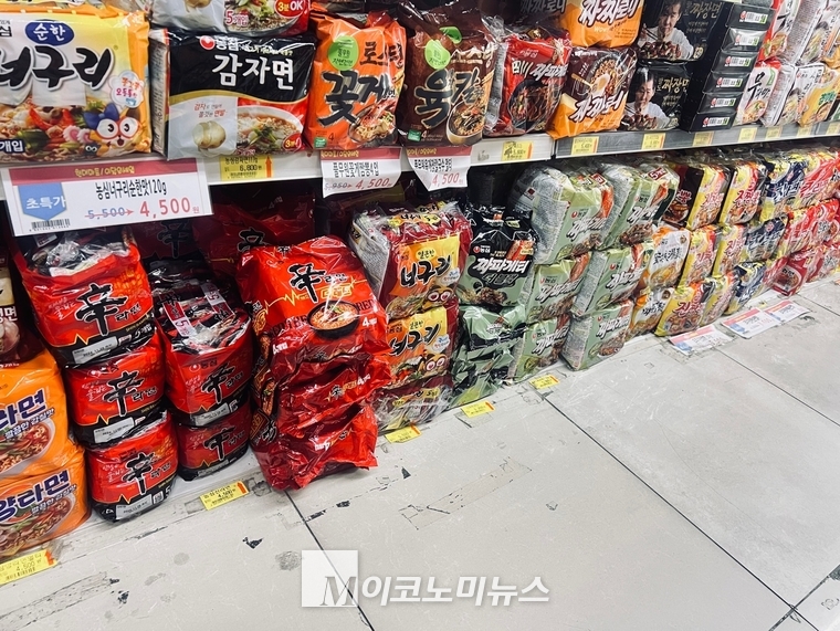 겉표지 레시피가 다른 다양한 봉지라면 마트에 전시돼 있다.