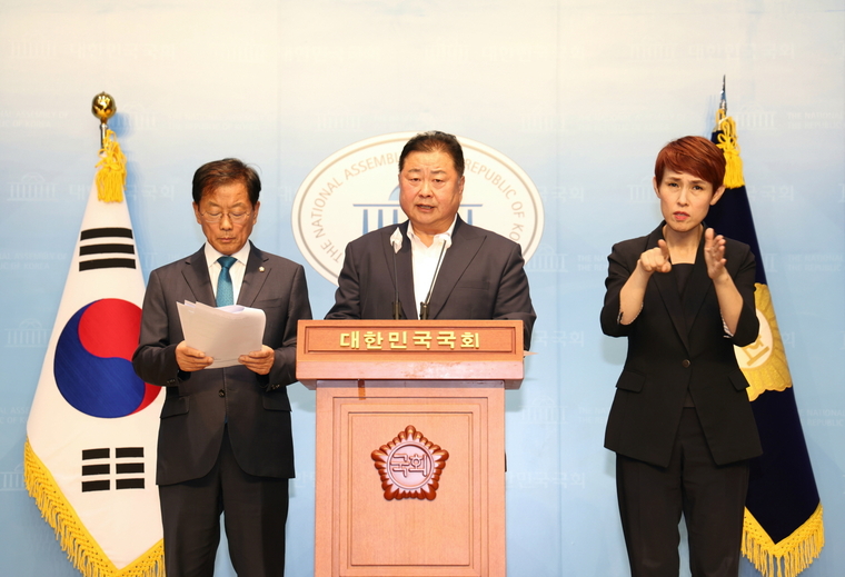 20일 김경일 파주시장과 윤후덕 국회의원이 국회에서 "다시 평화와 협력의 길로 돌아가자"며 대북전단 살포 중단 촉구 기자회견을 하고 있다. <파주시 제공>