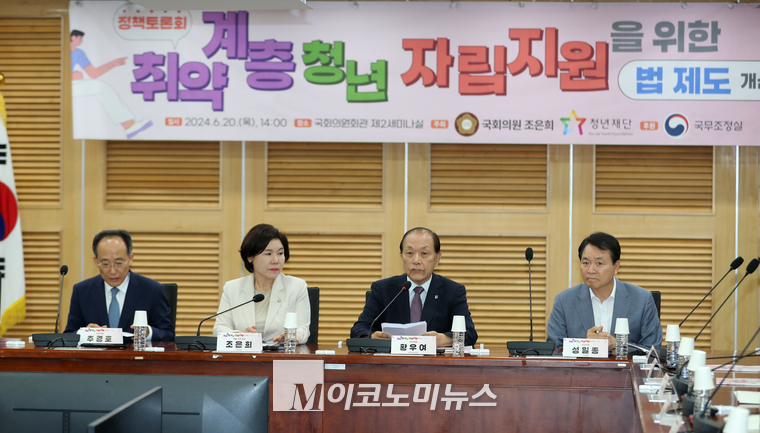 토론회에 참석한 국민의힘 지도부와 조은희 의원. (왼쪽부터 추경호 원내대표·조은희 의원·황우여 비상대책위원장·성일종 사무총장). (사진=최동환 기자)