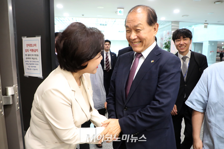 황우여 비대위원장이 토론회에 앞서 조은희 의원과 인사하고 있다. (사진=최동환 기자)