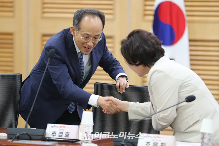 추경호 원내대표가 토론회에 참석해 조 의원과 악수하고 있다. (사진=최동환 기자)