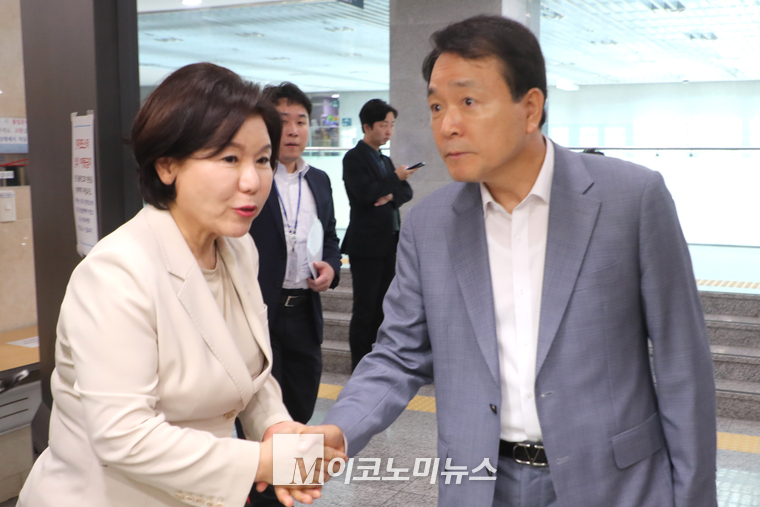 성일종 사무총장이 토론회에 일찌감치 도착해 조 의원과 담소를 나누고 있다. (사진=최동환 기자)