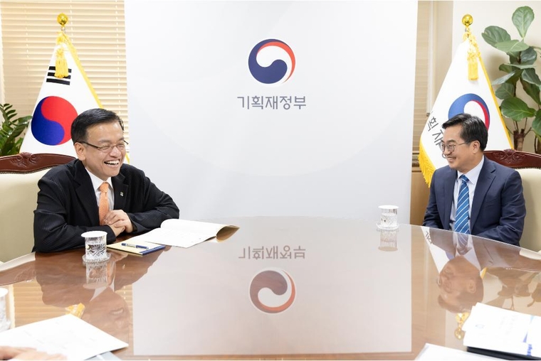 20일 오후 정부서울청사에서 김동연 경기도지사가 최상목 경제부총리와 간담회를 갖고 있다 <경기도 제공>