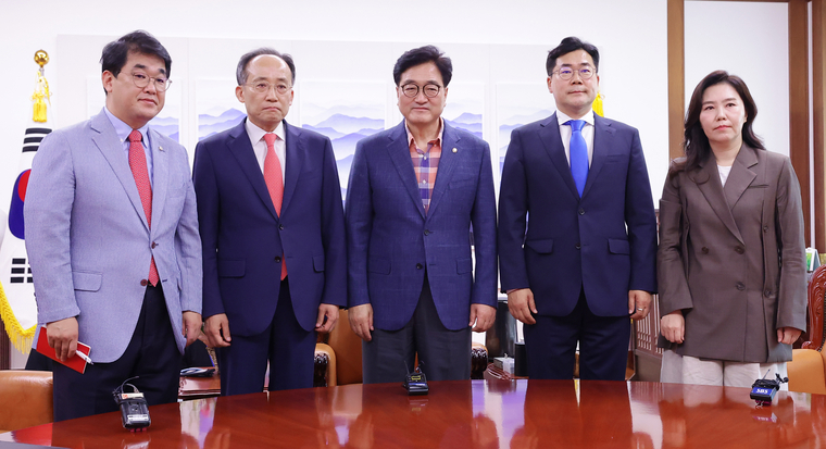 우원식 국회의장과 국민의힘 추경호·더불어민주당 박찬대 원내대표가 23일 국회의장에서 열린 국회의장-여·야 원내 회동에 앞서 포즈를 취하고 있다.<br>
왼쪽부터 국민의힘 배준영 원내수석부대표, 추경호 원내대표, 우원식 국회의장, 더불어민주당 박찬대 원내대표, 강유정 원내대변인.. 연합뉴스 