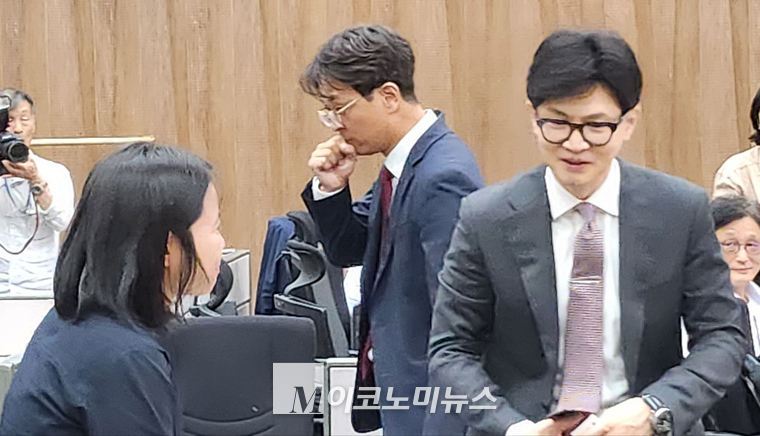 한동훈 국민의힘 당대표 후보가 24일 국회 소통관을 찾아 기자들과 인사하고 있다. (사진=최동환 기자)