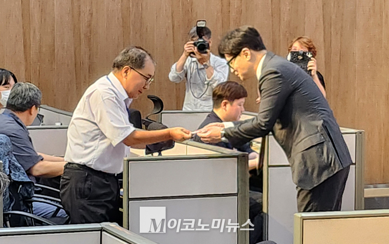 한동훈 후보가 기자와 명함을 교환하고 있다. (사진=최동환 기자)