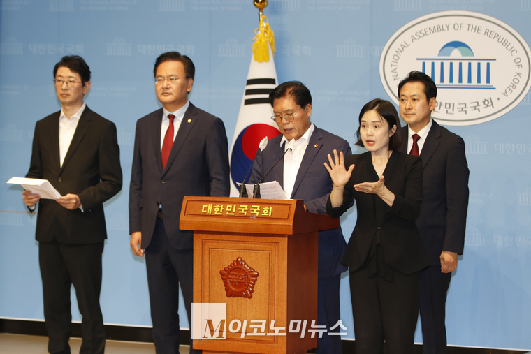 국회 법제사법위원회 소속 주진우, 유상범, 송석준, 장동혁 의원(왼쪽부터)이 25일 오후 국회 소통관에서 성명을 발표하고 있다. (사진=최동환 기자)