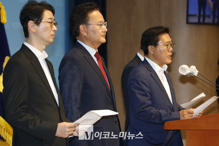 송범준 국민의힘 의원이 서명서를 낭독하고 있다. (사진=최동환 기자)