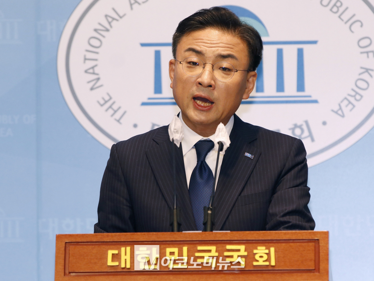 신장식 조국혁신당 의원이 26일 국회 소통관에서 기자회견하고 있다. (사진=최동환 기자)