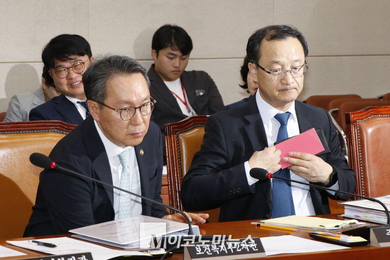 보건복지부 장관 불참한 가운데 박민수 보건복지부 2차관(왼쪽) 참석했고 그 뒤로 임현택 의협 회장이 얼굴을 보이고 있다. (사진=최동환 기자)