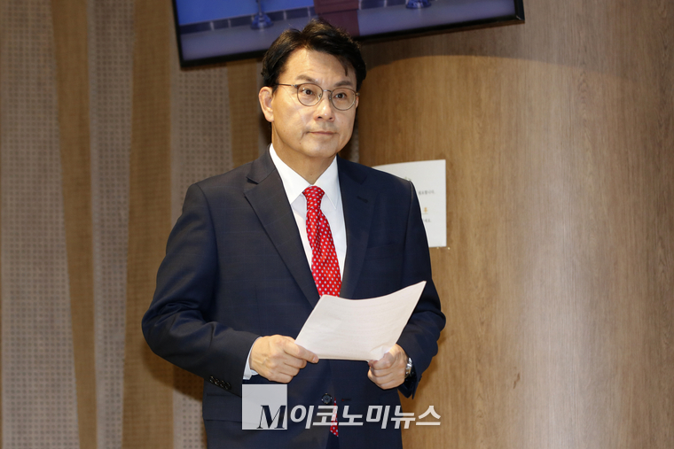 윤상현 국민의힘 당대표 후보가 26일 국회 소통관에 기자회견을 위해 입장하고 있다. (사진=최동환 기자)