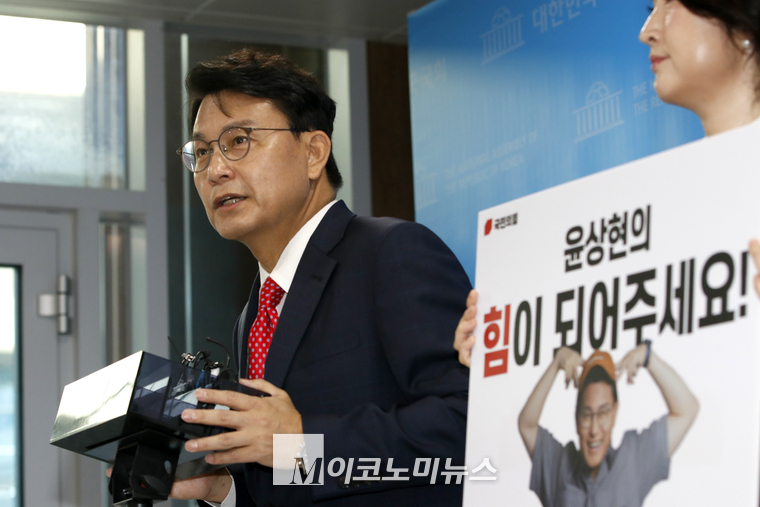 윤상현 당대표 후보가 기자들의 질문에 답하고 있다. (사진=최동환 기자)
