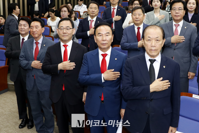 오른쪽부터 황우여 비대위원장, 박덕흠, 주호영 국회부의장 후보,가 의총에서 국민의례하고 있다. (사진=최동환 기자)