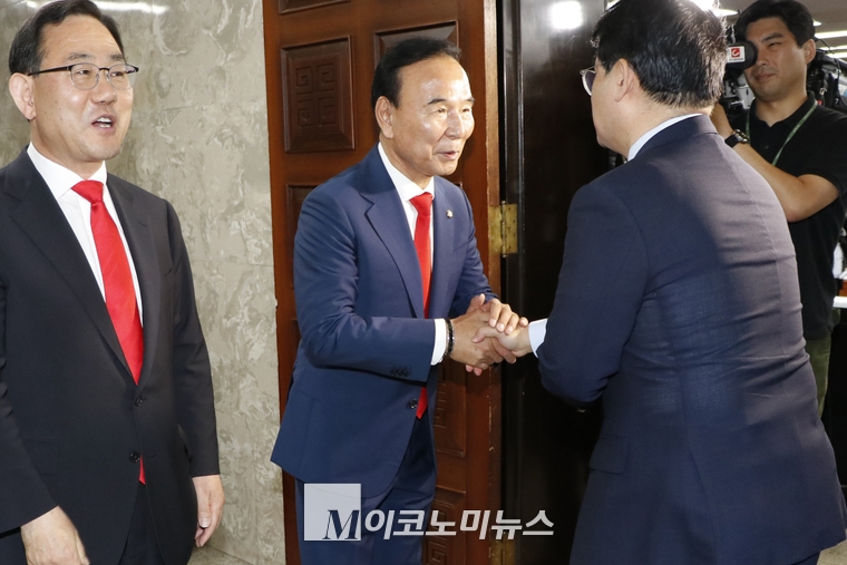 박덕흠 의원이 의원들과 인사하고 있다. (사진=최동환 기자)