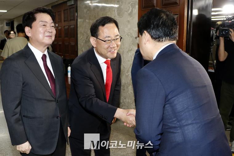 주호영 의원이 의원들과 인사하고 있다. (사진=최동환 기자)