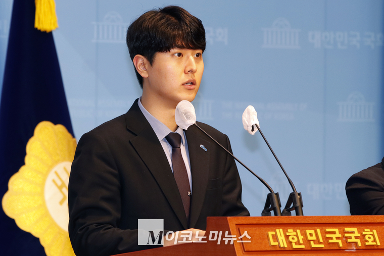 최민석 더불어민주당 대변인이 27일 국회 소통관에서 브리핑하고 있다. (사진=최동환 기자)