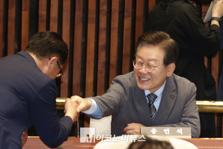 이재명 전 대표가 의원들과 인사하고 있다. (사진=최동환 기자)