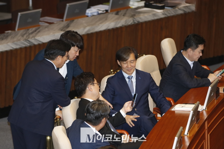 인준석 개혁신당 의원과 조국 조국혁신당 대표가 대화하고 있다. (사진=최동환 기자)