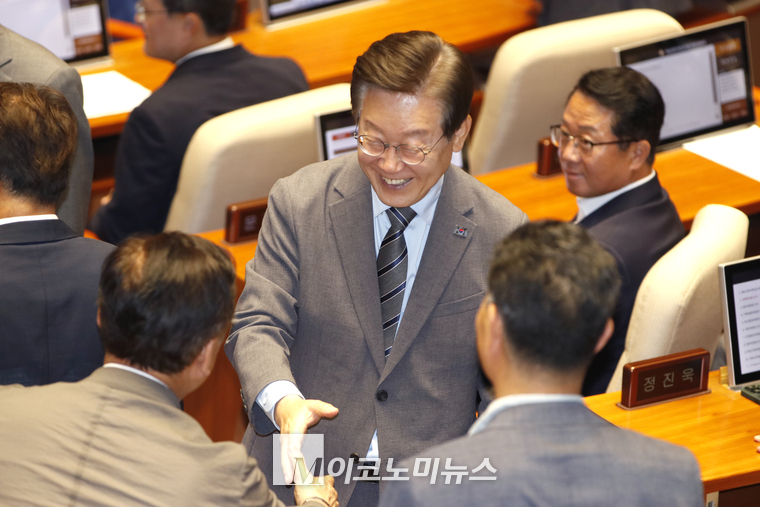 이재명 민주당 전 대표가 의원들과 인사하고 있다. (사진=최동환 기자)