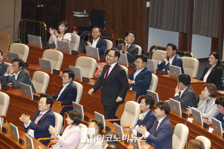 주호영 의원이 국회부의장으로 당선소감 발표를 위해 단상으로 이동하고 있다. (사진=최동환 기자)
