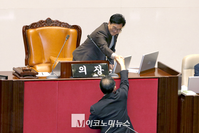 우원식 국회 의장과 주호영 국회부의장이 악수하고 있다. (사진=최동환 기자)