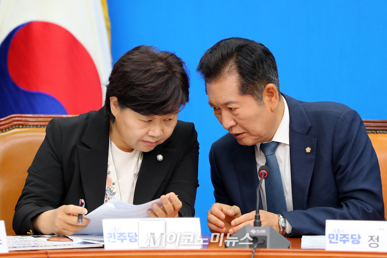 서영교 최고위원과 정청래 최고위원이 귀엣말을 하고 있다. (사진=최동환 기자)