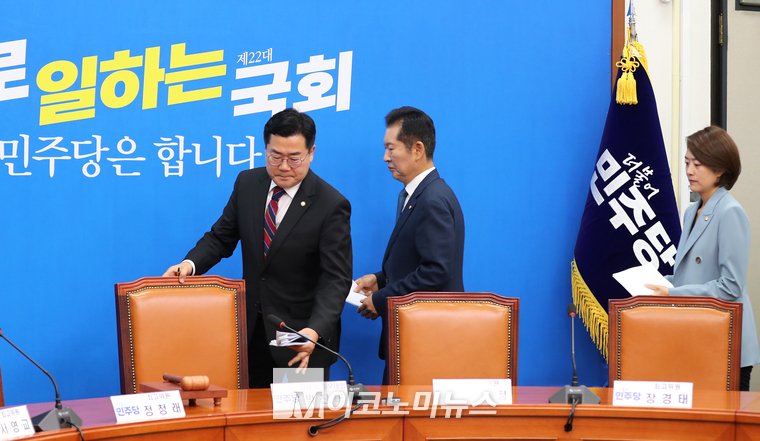 28일 박찬대 당대표 직무대행 겸 원내대표와 정청례 최고위원, 고민정 최고위원이 최고위원회의에 참석하고 있다. (사진=최동환 기자)