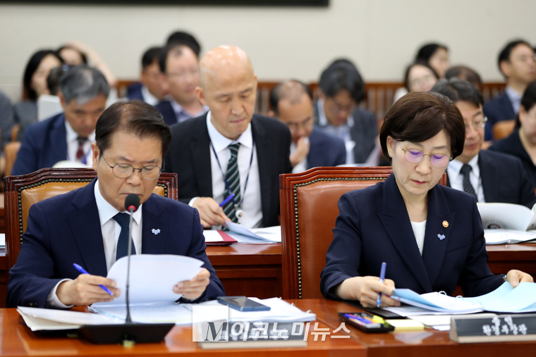 이정식 고용노동부장관과 한화진 환경부장관이 28일 국회에서 열린 환경노동위원회 전체회의에 참석해 자료를 검토하고 있다. (사진=최동환 기자)