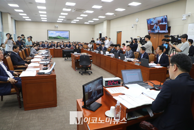 28일 국회에서 환경노동위원회 전체회의가 열리고 있다. (사진=최동환 기자)